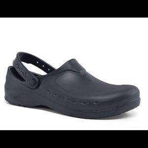 Shoes for screws cloggz